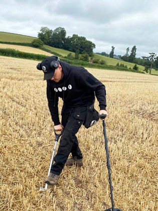 Searcher detecting hoodie front